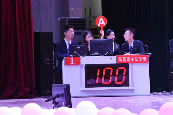 图为日韩欧美中文代表队答题.JPG